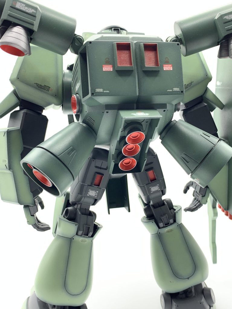 後ろ姿バックパック本体はゾイドのパーツを使用バーニアのパーツを沢山使いました