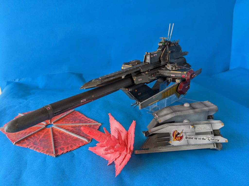 こだわりのポイントとして最終局面を再現する為に左エンジンはパージ可能。なんだったら左エンジンどころか両方パージ可能（尚推力）。これからフルスクラッチする人の為にも自分の備忘録の為にも、苦労した点、反省点を以下にまとめます。苦労した点・You Tubeサンライズチャンネルで『ボトムズ』の続きが来ない。・『ドラグナー』も続きが来ない。・『魔神英雄伝ワタル』が1、2すっ飛ばしてまさかの『超』。・小出しにしないで『ダンバイン』はよ。・『リーンホースJr.』の細部確認の為に『Vガンダム』見直してたらうっかりトラウマ回を踏んでしまい鬱。「母さんで…」いや、止めておきましょう。・『バイファム』は最後までお願いします。・『TRIGUN』見られない…。地方のアド損。・『スプラトゥーン3』のサーモンランが楽しすぎて『ポケモンSV』が進まない（んじゃかぱ〜ん）・『アーマードコア6』の為にプレステ5買わねばならんのか。「俺は面倒が嫌いなんだ」 上手く行った点。・年明けから『ザブングル』『ザブングル』♪