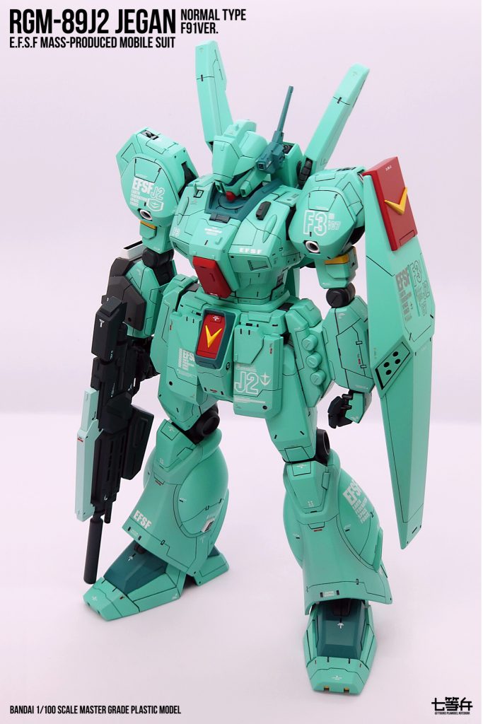 スタイル変更は腹部延長と爪先を少し短くしました。フロント・リアアーマーや右腕の武装、アンテナ、バックパックの蓋、シールド上部はプラ板で作りました。ディテールはスジボリとプラ板です。