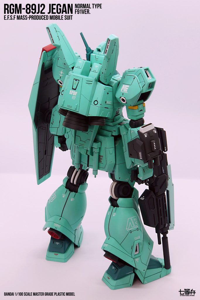 ライフルはあまり格好良く思えなかったので、ジェガンのものを芯にして設定に寄せながら好き勝手に作りました。J2型なので肩や脛のスラスターもあります…