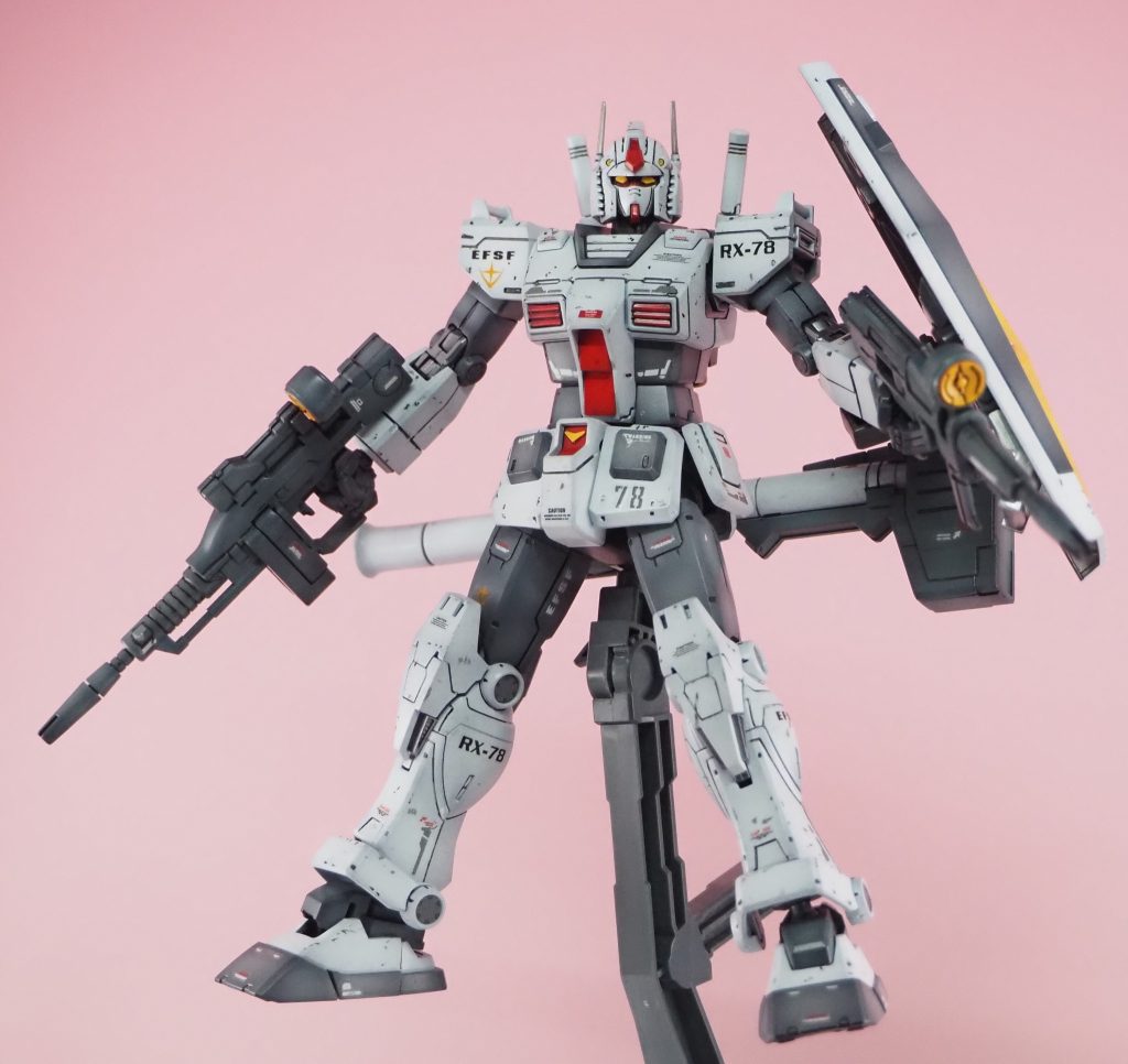 プレバンアイテムのガンダムロールアウトカラー。頭部に目が行きがちですが全身に細かい変更があるようです。