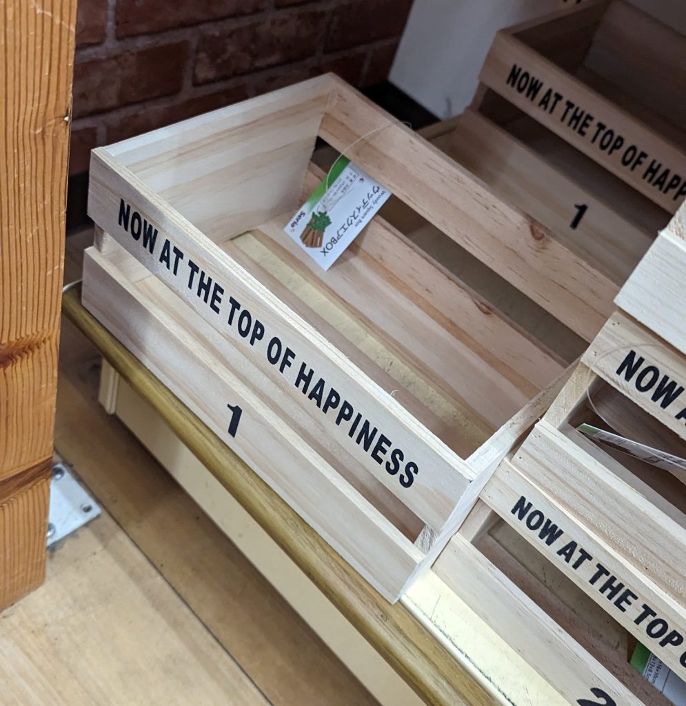 ちなみに周りに置いているのはセリアやダイソーで100円で売っているこちらの木箱です。