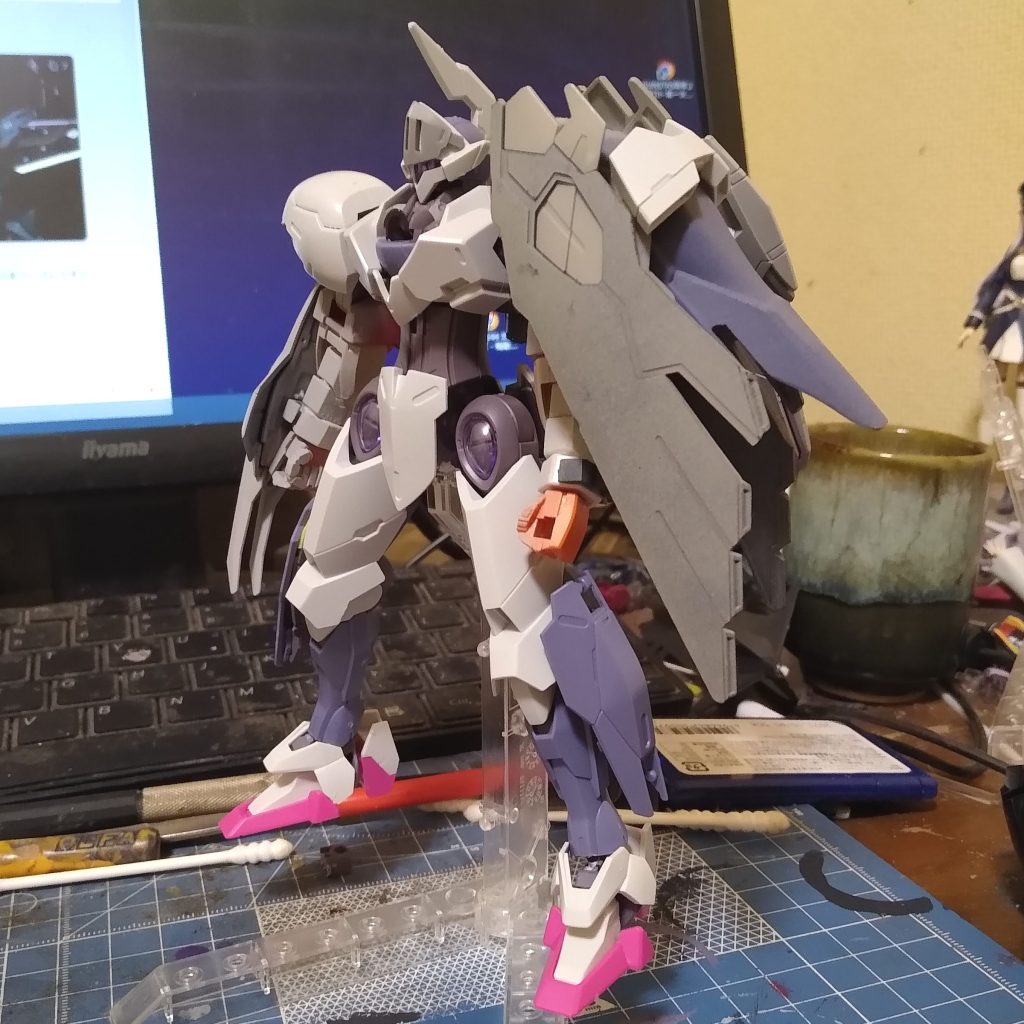 ミカエリスが発売されたので、せっかくの機会なのでパーツを移植しました。腕の細さと足首の小ささが気になっていたのでそれぞれリボーンズガンダムとルブリスのものに置き換え。