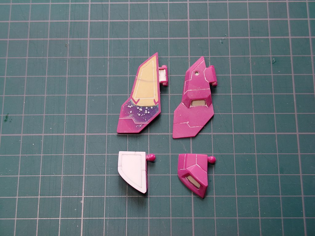 フロントとリアのアーマーはパテやプラ板で裏打ちしてスジボリを追加。