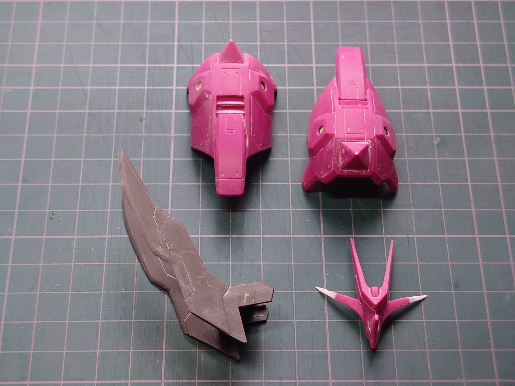 ショルダースパイク、バックパックのブレード、アンテナは延長したりフチを削ってシャープ化。