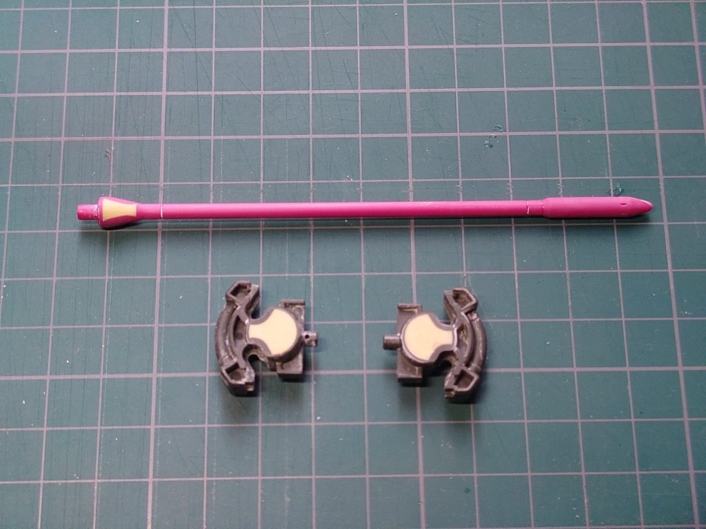 パルチザンやヒザ関節の肉抜きも目立つのでエポパテで埋めて整形。