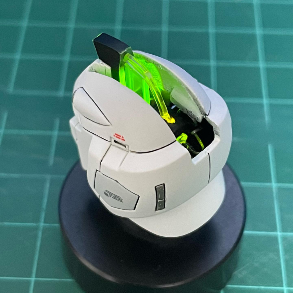 トサカのレンズは素組みでは全く光らなかったので、光ファイバーで光を集めて光って見えるように加工してます