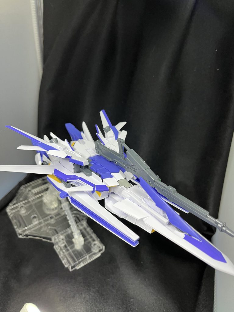 差し替えパーツによるウェイブライダー形態。ちょっとしたパズル用な感じの変形ですねぇ。MS形態より、バランスが良いです。