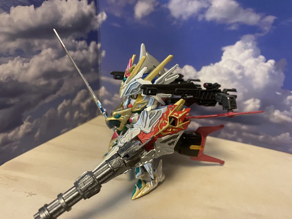 盾はガトリングを装備。金少なめ渋めのカラーリングで！