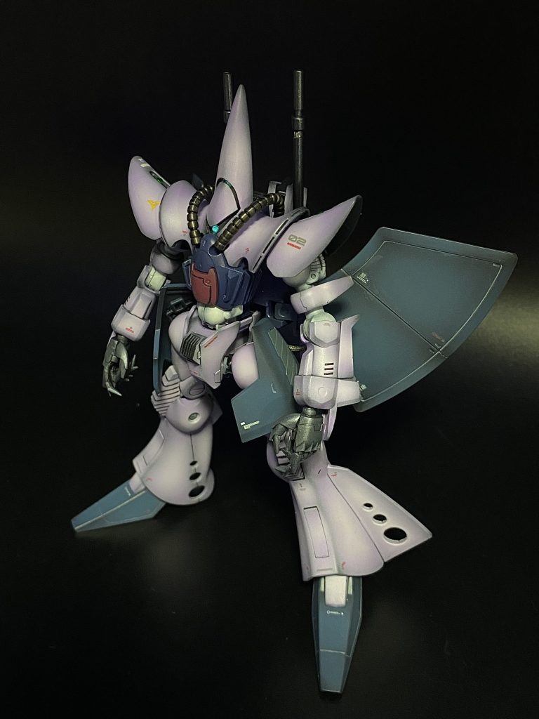 元々、虫歯菌のイメージがあったので、色も紫系に、手首も悪魔っぽいデザインのものがあったので。