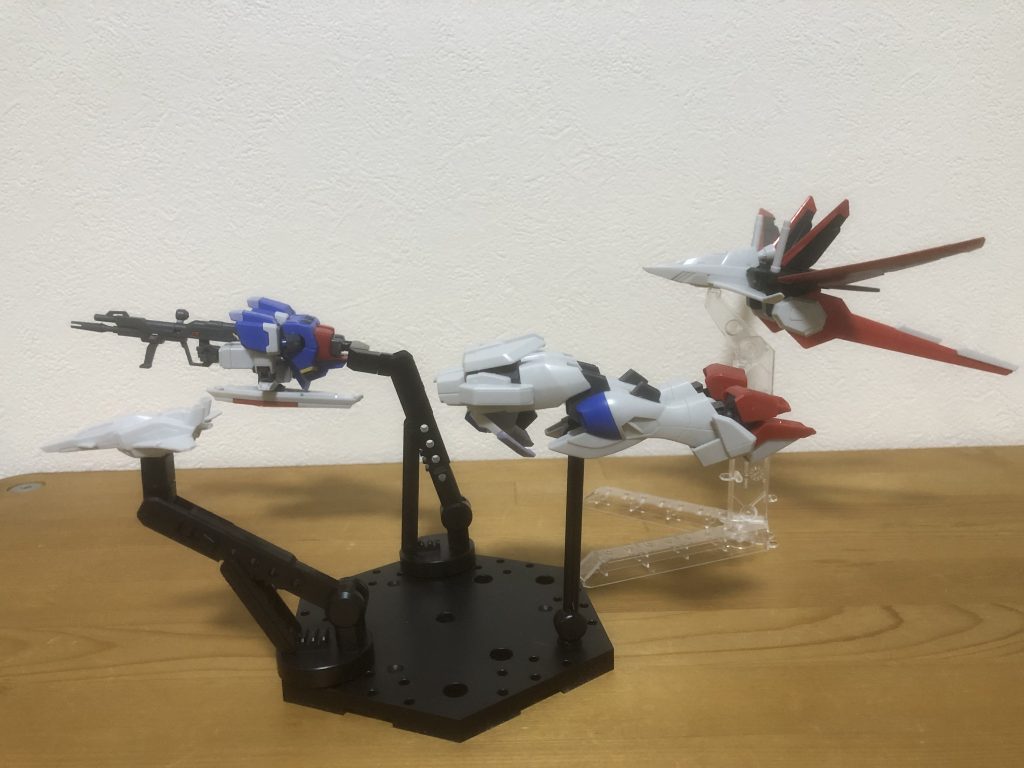 初見の印象では何これ感の凄かった分離形態、こうして並べて飛ばしてみると不思議とかっこよく見えてくるのが面白い所。