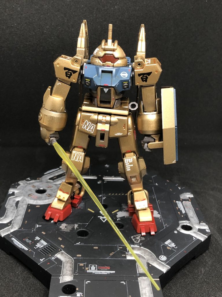 正面から。百式と言えば肩の百マーク！金色にこれだけで百式モチーフと分かる素晴らしいデザインですよね。胴体の色味かなり上手く調色出来たと思います。今回、同じデカールの色違いを少しズラしつつ重ねて貼ることで立体感を出す技法も試してみました。腰のNAや左脚のAFあたりが試してみたところです。 