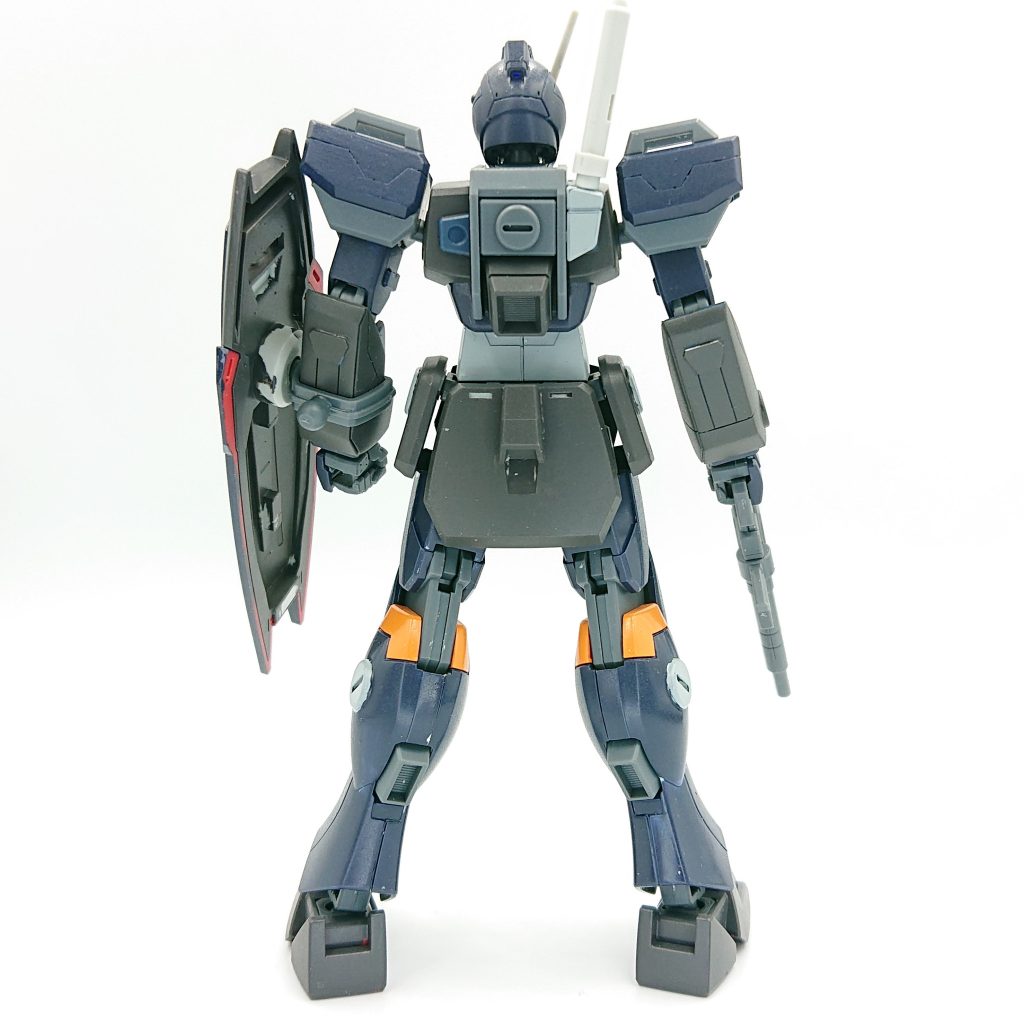 背面関節などのグレーパーツのみ成型色で他のバーツは全て塗装しています。基本工作としてパーティングラインの処理なども含めてだいたい作業日数は4日から5日ぐらい。