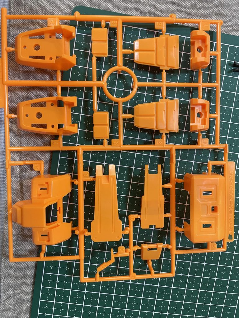 手塗り前のオレンジ色のパーツ。いつかまた、作る時がきたら、ちゃんとオレンジのまま作りたいです。