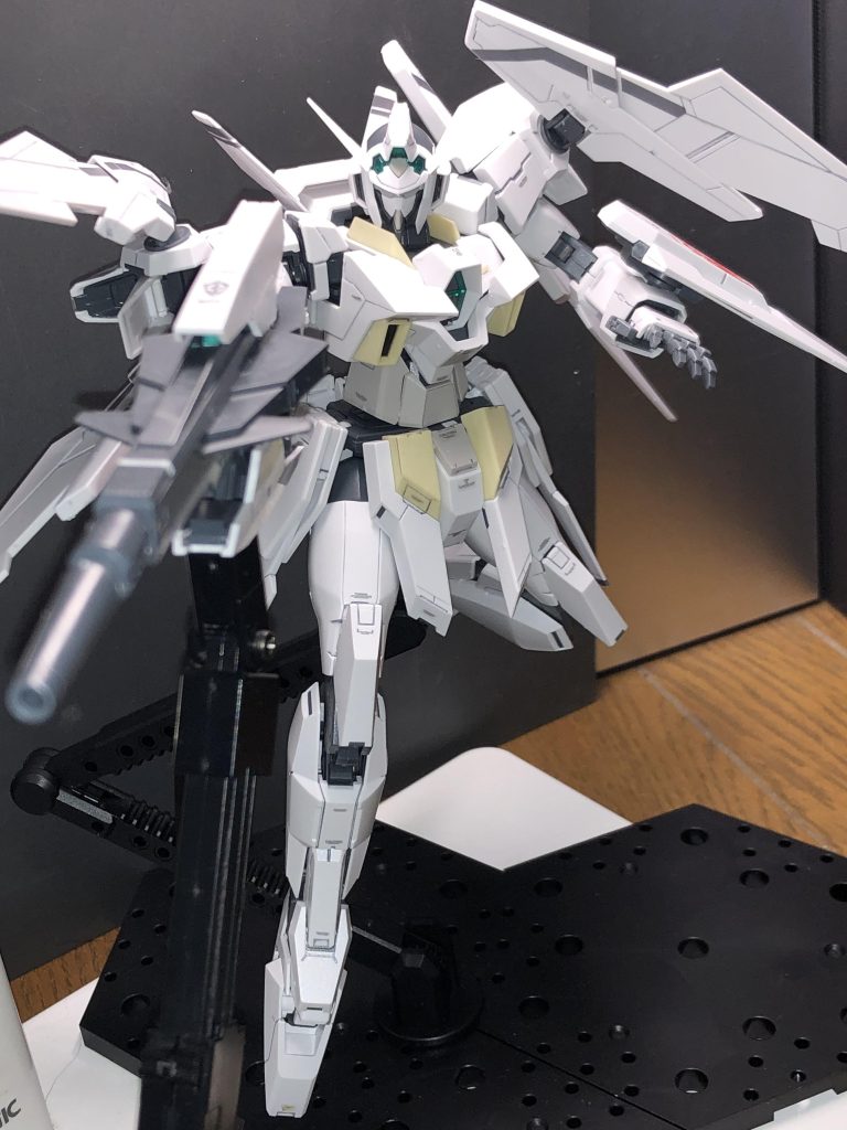 欠点がないわけではなく、肩部の関節がトレードマークの四枚羽やハイパードッズライフルの重さに耐えられず銃を構えるポーズが取りにくいですね。画像はハイパードッズライフルを無理矢理スタンドの支柱でポーズ取らせてます。