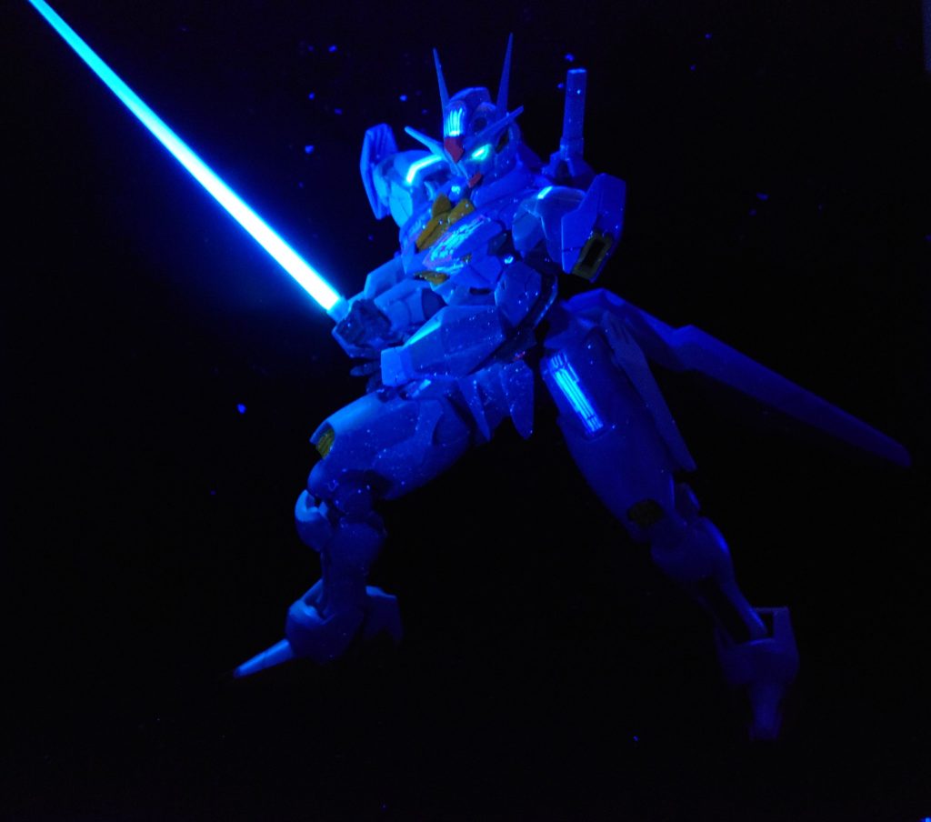 おまけ4。UVライトのみで撮影。パーメット(ホコリ)がキラキラ美しいです。