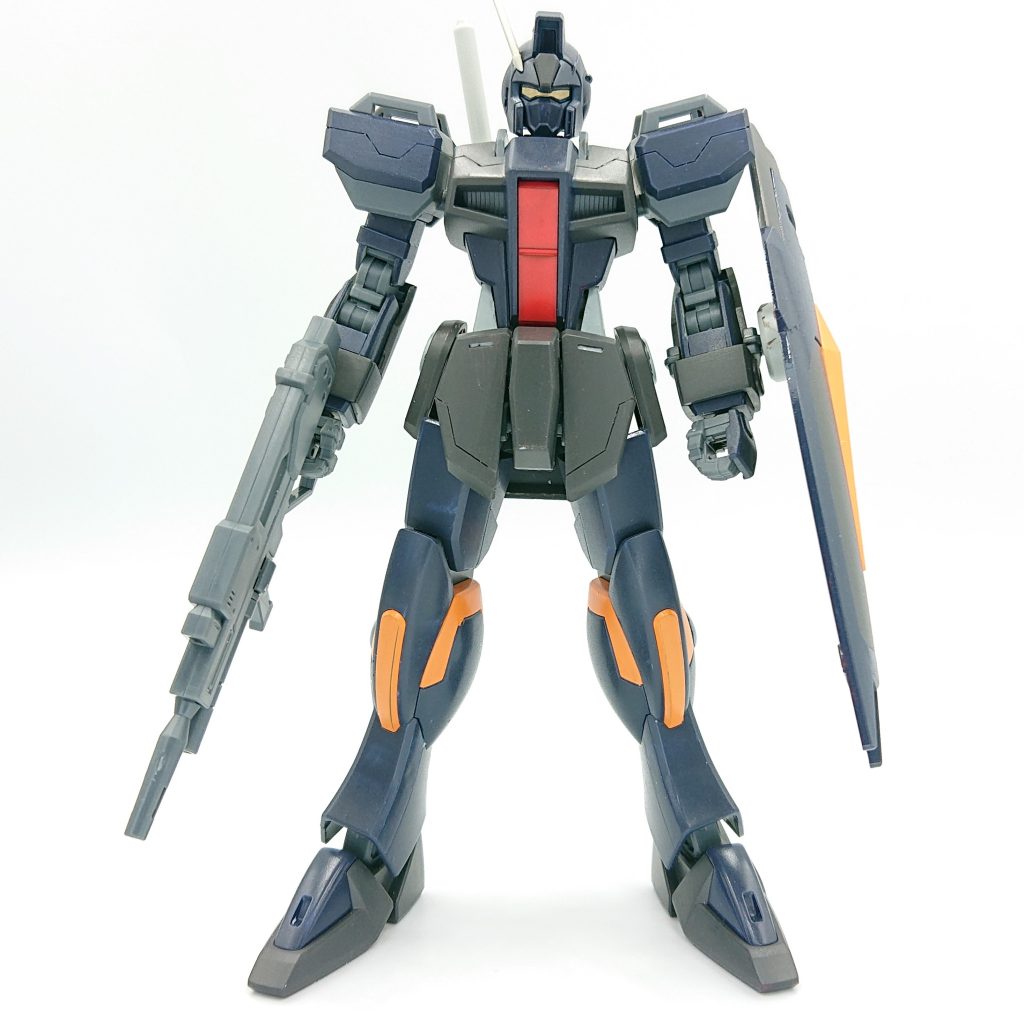 前面から上半身を中心に少しだけスジ彫りでディテールを追加していますが、暗めの色がメインになっているのであまり目立たない感じになってしまいました。