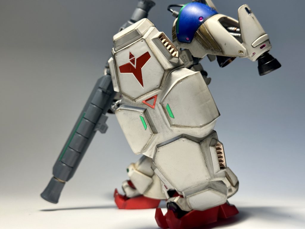 シールドや各所にメタリック塗装やデカールを