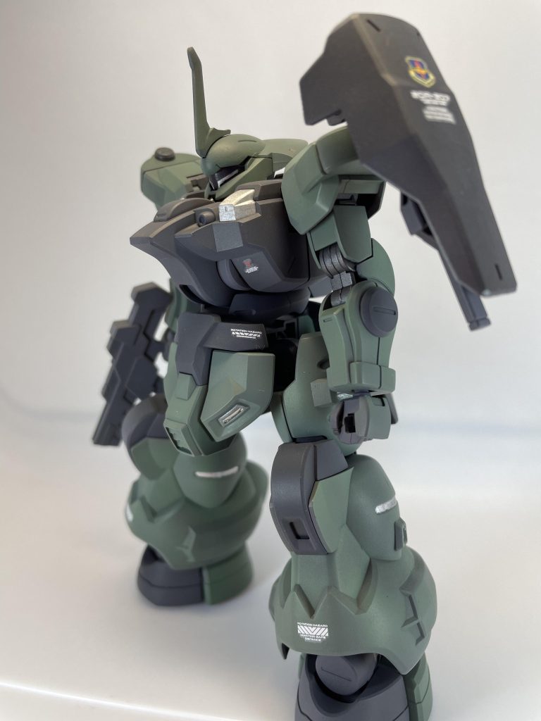 ザクっぽいカラーリングとデカールだけの簡単仕上げ