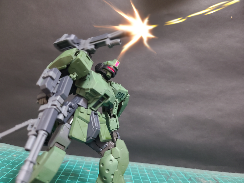 肩部固定式ミニガンで射撃