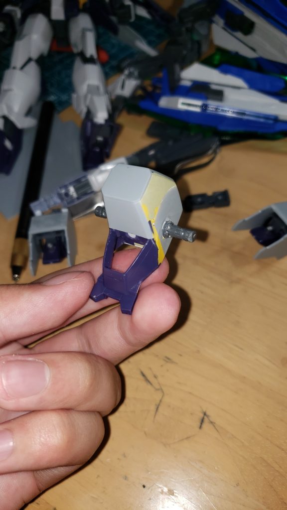 プラ板、瞬間接着剤、パテを使って何とか形にしました。シンプルですが、今の私にはこれが限界でした。でも結構満足してます。最終的には足先のブレードは外しました。理由はでかくなりすぎるからです。あと、SV verは脚部ユニットを展開できますよね。こちらもちゃんと展開できますよ。そのためのアームアームズです。HGのSV verにもあった仕様というか、稼働する部分は全て再現したはずです。ちなみにシールドファンネルは、中にネオジム磁石を埋め込むことでスタビライザーと接続しています。