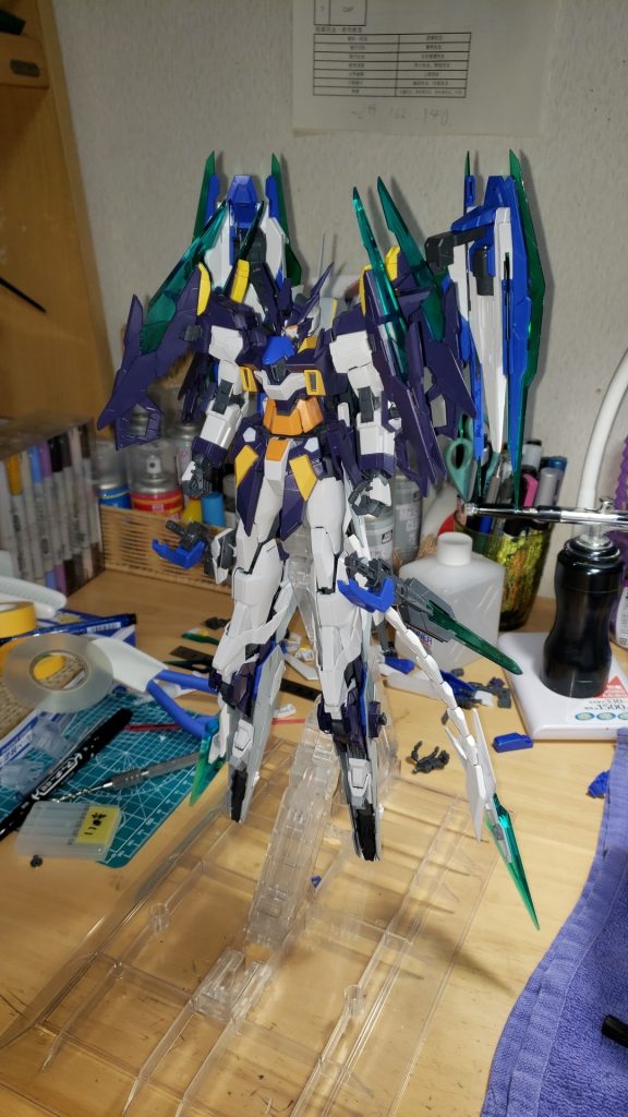 最初はADF/AGE-02V2のMGverを作ろうと思い制作を開始したんですが、AGE-FXとヘリオスのMGがないことに気づき、