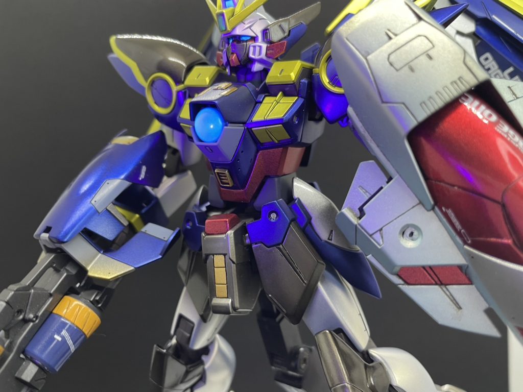 UVライトで光らせてます。光ってる箇所は全て蛍光クリアーですね。盾にエッチングパーツ貼り忘れてたのに今気づきました…後で貼っときます😭スピンモールド45を使いましたが油断してるとすぐ貫通するので注意しなくては!