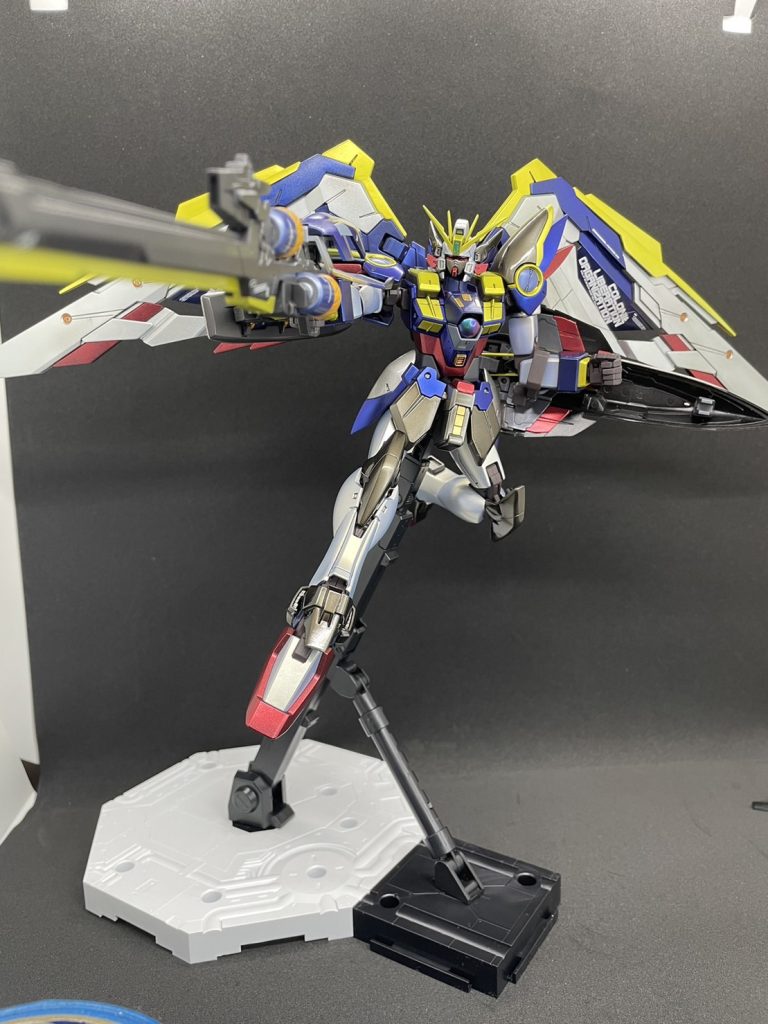 本体装甲部はクリアーブラックをシルバーの上に吹いてます。ガイアのクリアーブラックは色が薄すぎて全然乗らなかったのでEXブラック足してます。白いとこはシルバーの上にクリアーホワイトです。チタニウムフィニッシュ感少し出てるかもです。高くて買ったことないので実物は見たことない←ウイングの白は薄く青系でフィルター入れてパール吹いてます。ガイアの大瓶のやつパール感あんまり出ないけど吹き方が悪いのかな…