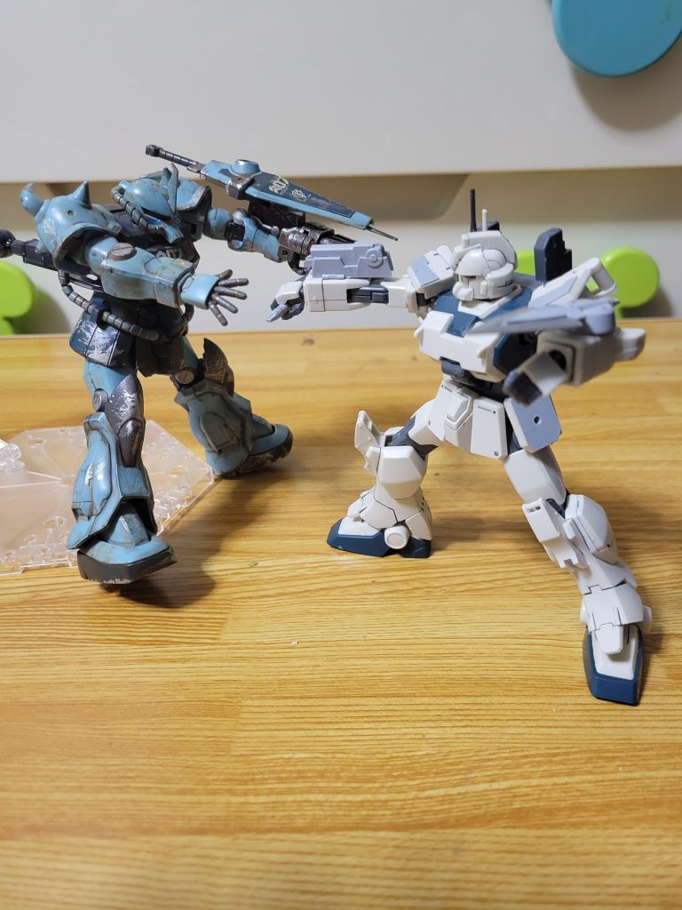 ビームキャノンで吹っ飛ばされるグフカスタム 威力はこの位 ザク4機を貫通します