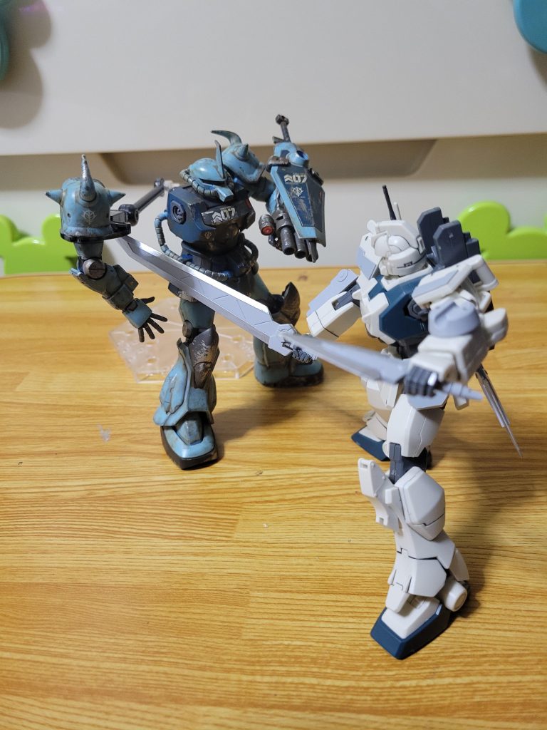 専用バスターソードを持たせて1枚 ザクを簡単に破壊する威力をもちます バスターソードは小回りが効かないため専用ダガーと一緒に使います