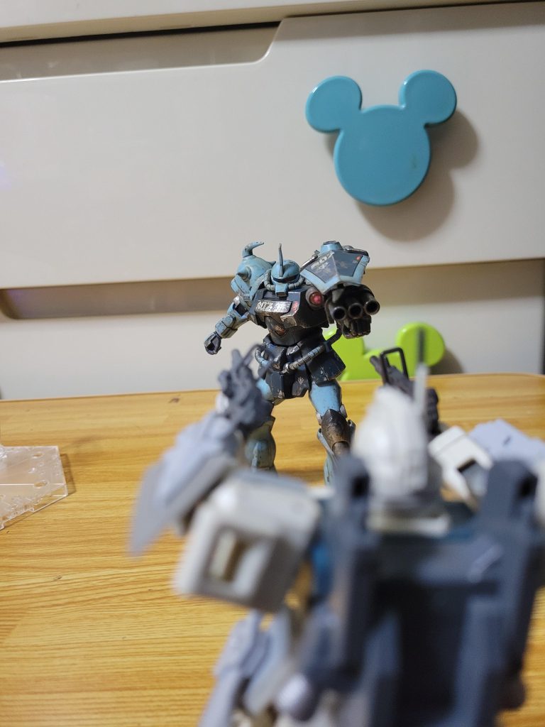 グフカスタムパイセンを 蜂の巣にこんな感じかな〜