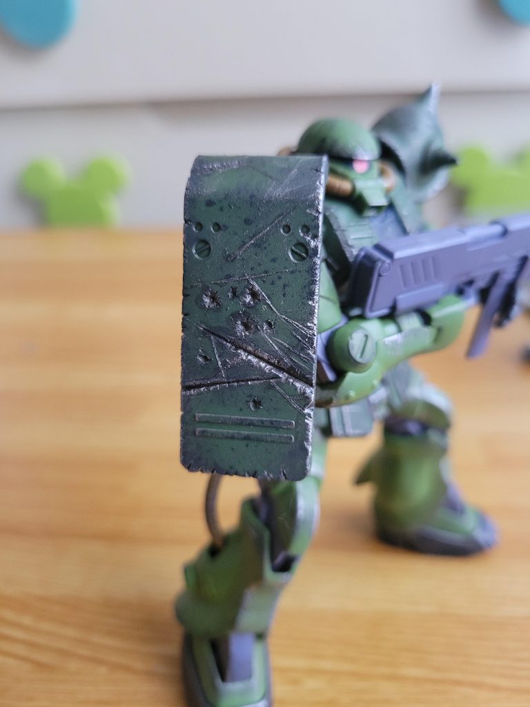 シールドを1枚 金属ヤスリで傷を入れてピンバイスで穴を開けてデザインナイフでエグって弾痕(だんこん)を入れてました(´ᴖωᴖ｀)