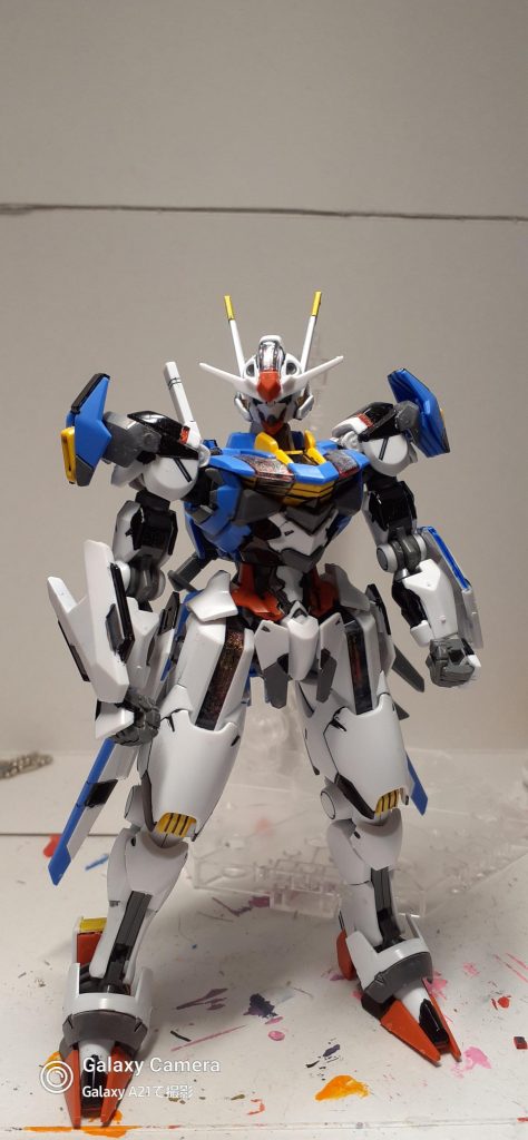 なんか色が物足りなかったので、グレーとブラックを中心に塗装しました。