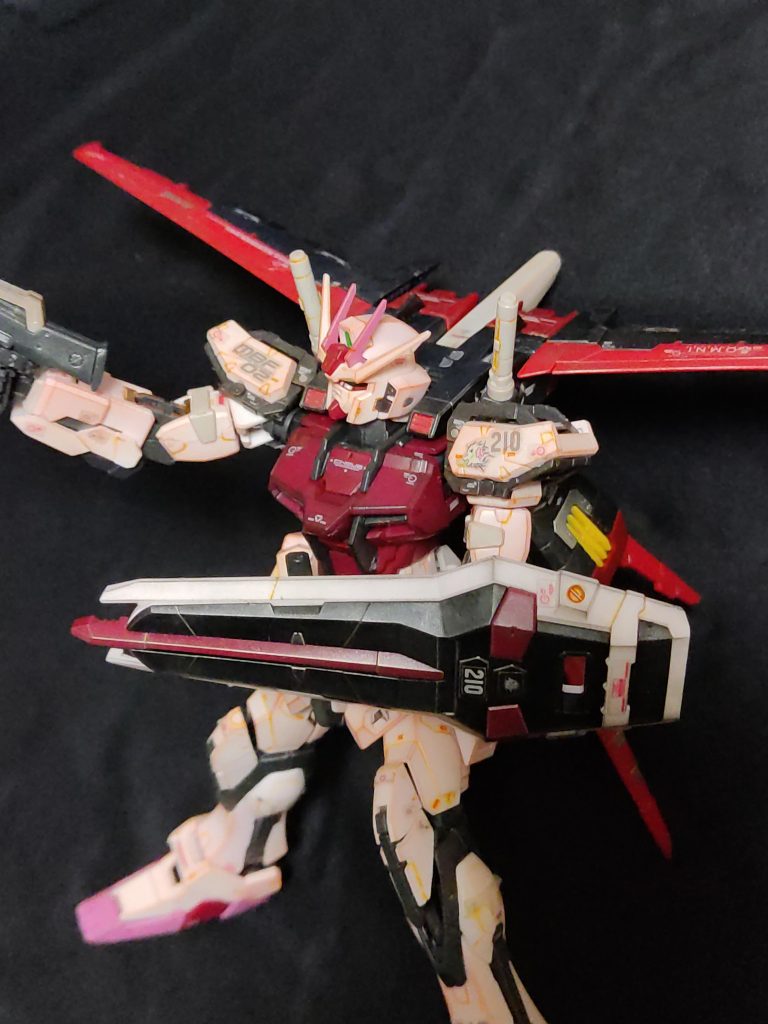 今回はウェザリングマスターを使って、シールドやバックパック(エールストライクでしたか?)に金属表現を付けました。写真だと分からない…しかもシールドとバックパックを同時にフレームに収めるのが難し過ぎる。