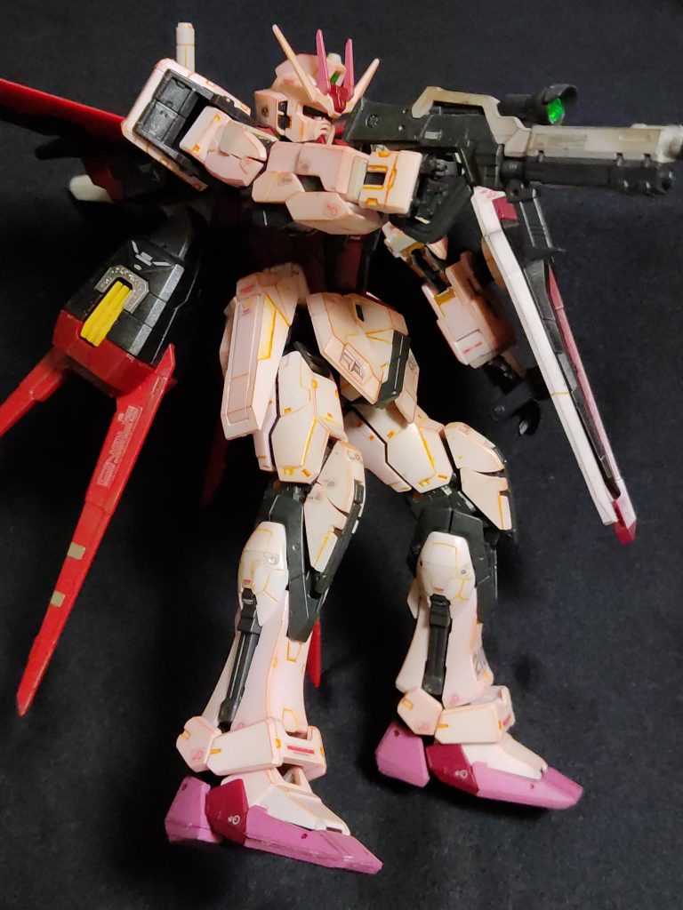 RGいいですね。色分けがされているので、少し手を加えるだけでこのカッコよさ。しかし写真のアングルが下手過ぎて時間がかかります。アクショベース買おうかな。