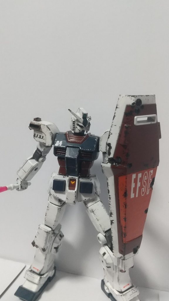 盾を全面に構えてのポーズ。盾もウェザリングをしています。