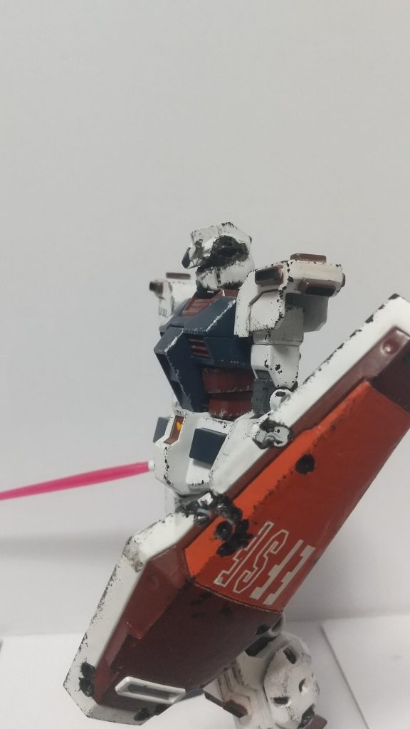 盾を逆さに構えてのポーズ。