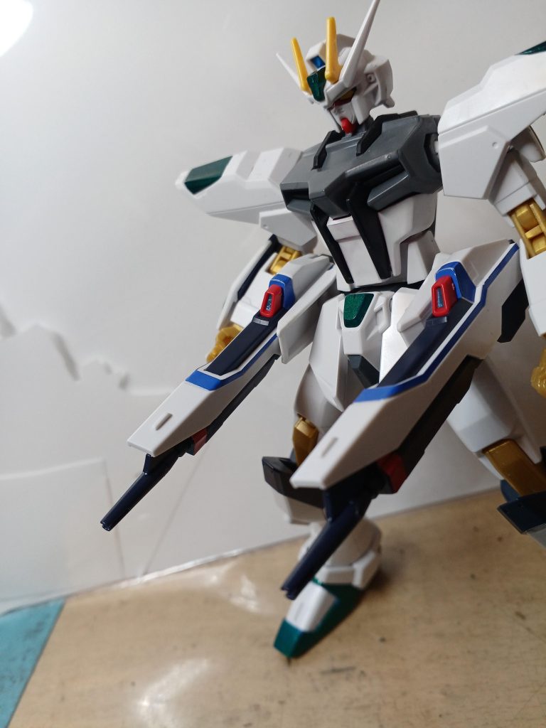 サイドスカートには、高エネルギーレールライフルと言うレールガンが搭載してある。リアスカートにはビームサーベルが搭載している。