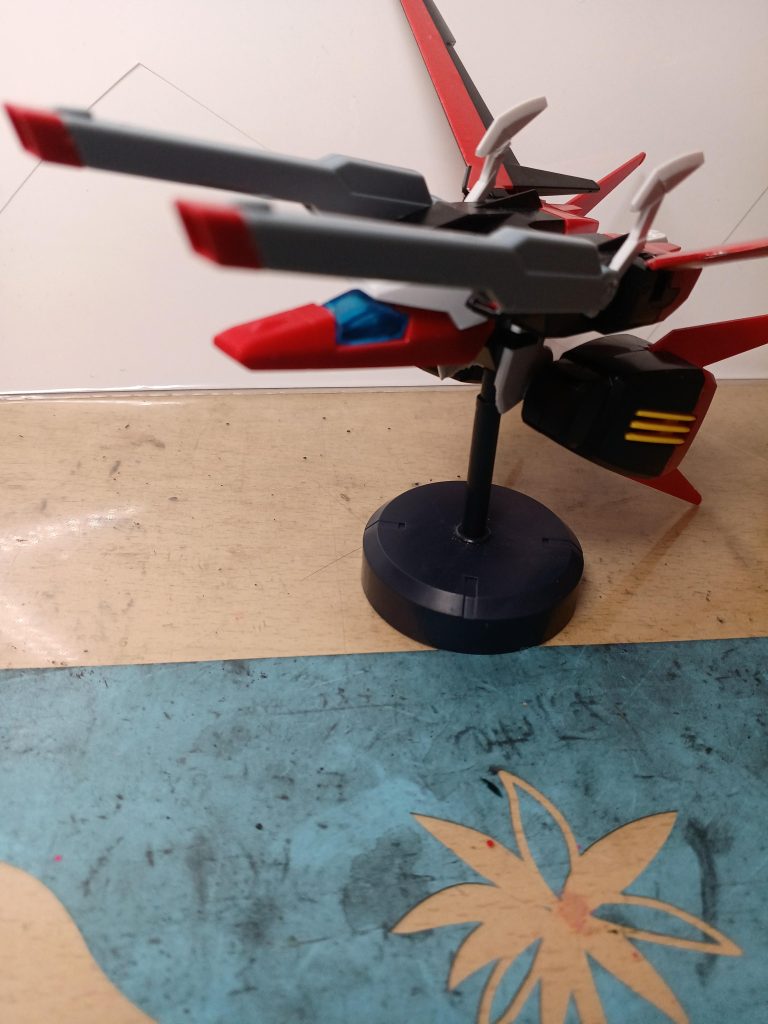 この支援ユニット、クスィフィアス3レールユニットは支援機としても使えるが、最大の特徴はユニットを機体に接続することによって最大火力のMS、バリアントストライクへ遂げる。