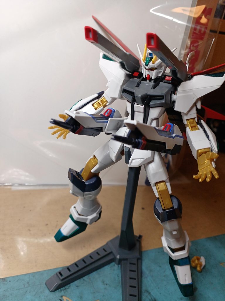 サイドスカートに搭載されているレールライフルとマウントすると一斉射撃体制、クアッドマルチバーストを行うことができC.E.73における最高火力と呼べるのにふさわしい機体である。