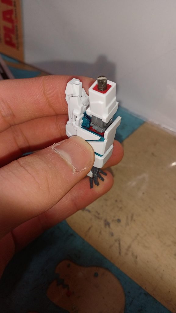 接続軸が全く違うので穴にランナーを差し込んで接着剤を流し込んだ感じですね。