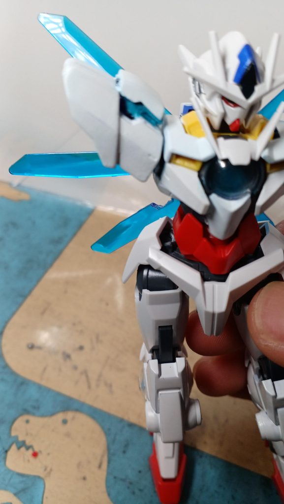 後はサイコフレームを再現するためにユニコーンのクリアパーツを切り取ってくっ付けました。