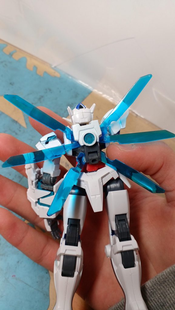 後の羽みたいなのはスクランブルガンダムの羽のクリアパーツからとってはっ付けました。