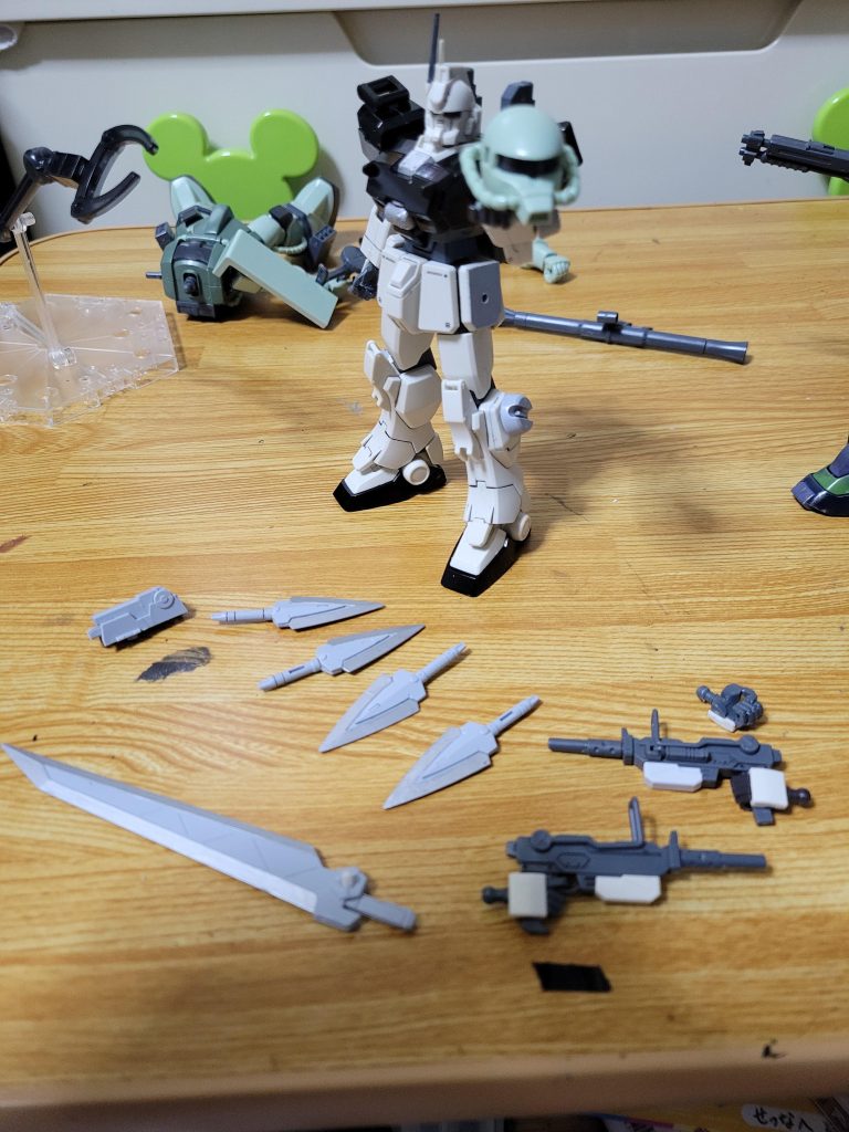 武装説明です 左からビームキャノン威力はゲルググを4機軽々破壊します 4本のEz8専用ダガー投擲にも近距離戦にも使える Ez8専用バスターソード威力は高いが取り回しが悪くEz8専用ダガーと一緒に使います100mm(10cm)マシンガン×2陸ガンのやつ ラックしてるところはビームキャノンが右腕 専用ダガーが左腕に1つ腰に1つビームサーベル入ってたとこに2 専用バスターソードはリアスカート??に 100mm(10cn)マシンガンは使い捨て マガジンがひとつしかないです💦 ザク頭は後ろに倒れてるやつからもぎ取ったやつ 100mm(10cm)マシンガンは後で回収しますww 