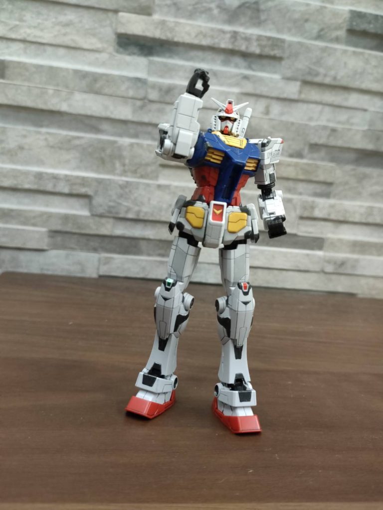 1/1ガンダムと同じポーズが取れるハンドパーツあればよかったな…🥺今回は筆塗り、アンテナシャープ化、半艶トップコートを施工。