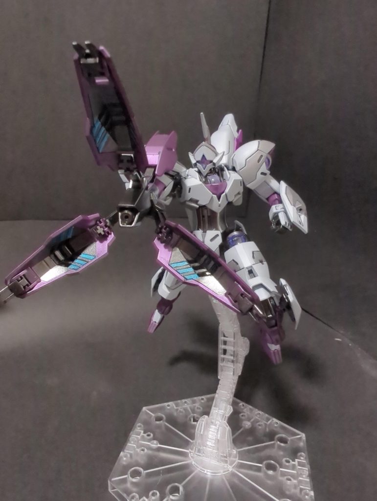 ビームブレイザー展開。シンプルなキットですが、これの内側だけは複雑で塗り分け大変でした。