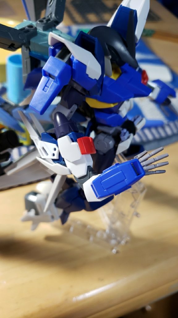 先述した奇怪な動きをする腕の写真です。アルスアースリィをベースに色々改造して行ったのですが、なんというか、今回はかなりスムーズに事が進みました。改造のノウハウが身についてきたと言うのもあるとは思いますが、前回と比べていちばん大きかったのは、材料の入手スピードですかね。ADF/AGE-02V3の制作中も少しずつ材料を集めていたので、制作を始める頃にはほとんど材料が揃っていたんですよね。