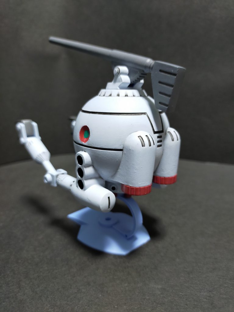 成型色でやろうと思ってましたが、付属の小さいのと差別化するべく、HGのカラーガイドを見て調色。筆でペタペタ塗っていくと、サフでよかった？と思わないでもない色味。タミヤサフとそっくりです。