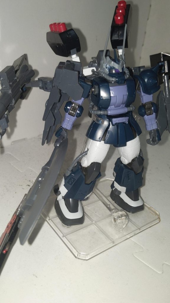 アビリティポイントシュートアビリティ 510(ギガンティックヒートホークの射撃機能追加を反映しての数値)ファイトアビリティ 700(ギガンティックヒートホークによる間合いの変化の影響)ディフェンスアビリティ 640(強化前と変化なし)スピードアビリティ 620(強化前と変化なし)パワーアビリティ 670(強化前と変化なし)総合評価強化ポイントは武器とアンテナ増設による通信能力向上に留まる。武装マシマシの指揮官機。機体も確かに強力だがこれを扱えるダイバーのクロがシンプルにヤベーやつなパターン。例えるならハマーンにキュベレイ、キラにストフリ。ザクへの愛着もここまでくればもはや執着。単騎で多数を相手取る事ができるのでフォース戦ではフラッグ機に最適。