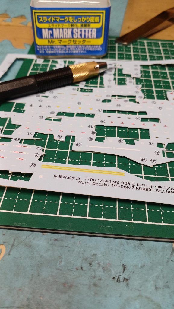 格闘の末、こうなりました。カッターで切り出しや水につける工程がすごくつかれました。一番は貼るときですね。